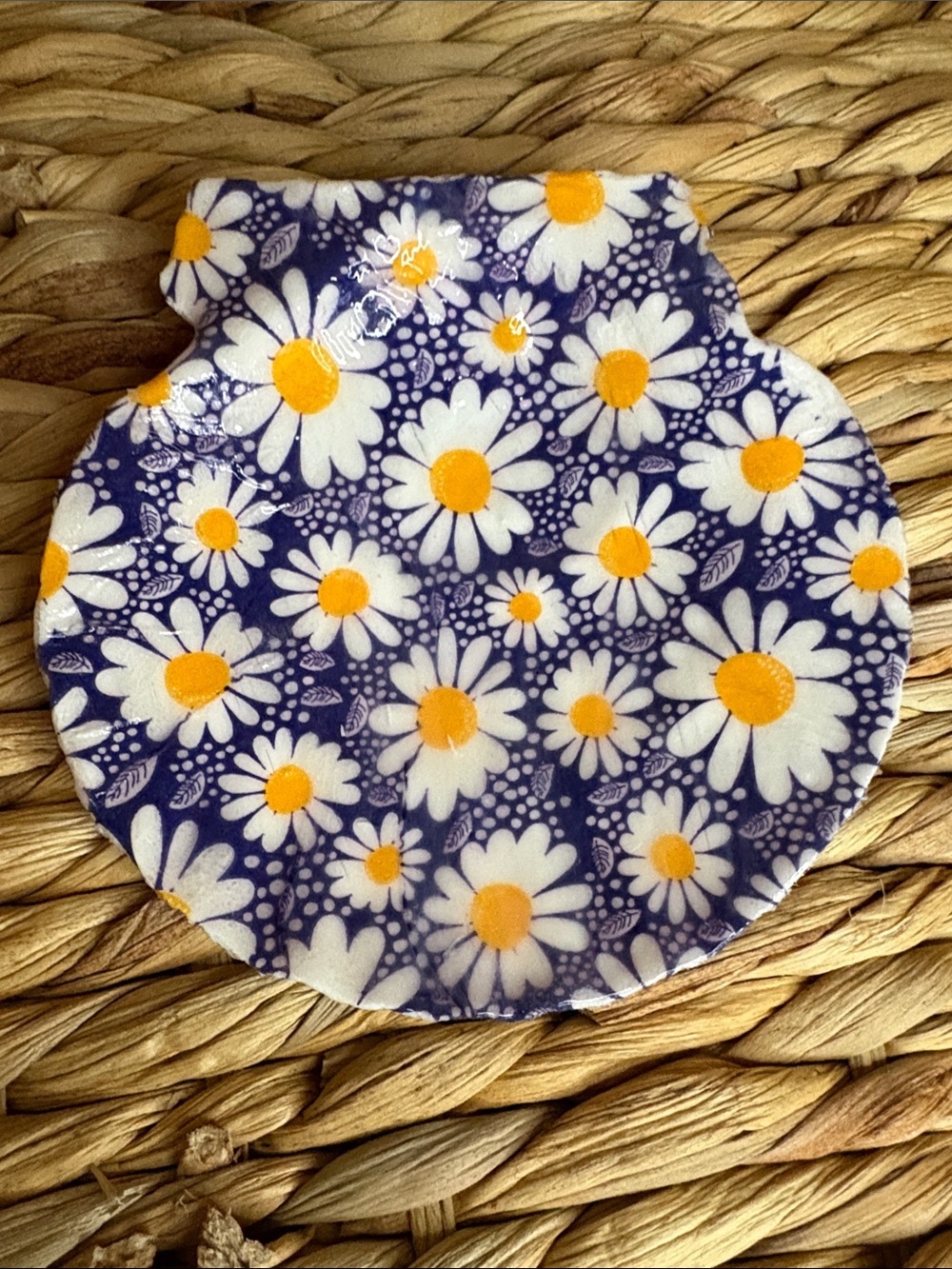 Handmade Daisy Pattern Shell Trinket Dish - Picture 4 of 5